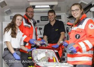 Steffen Anderlohr 00646 (07/2016) MTB, 20. Keiler Bike Marathon in Wombach (16.07.2016) Helfer des Roten Kreuzes kontrollieren vor dem nächsten Einsatz ihre Ausrüstung.